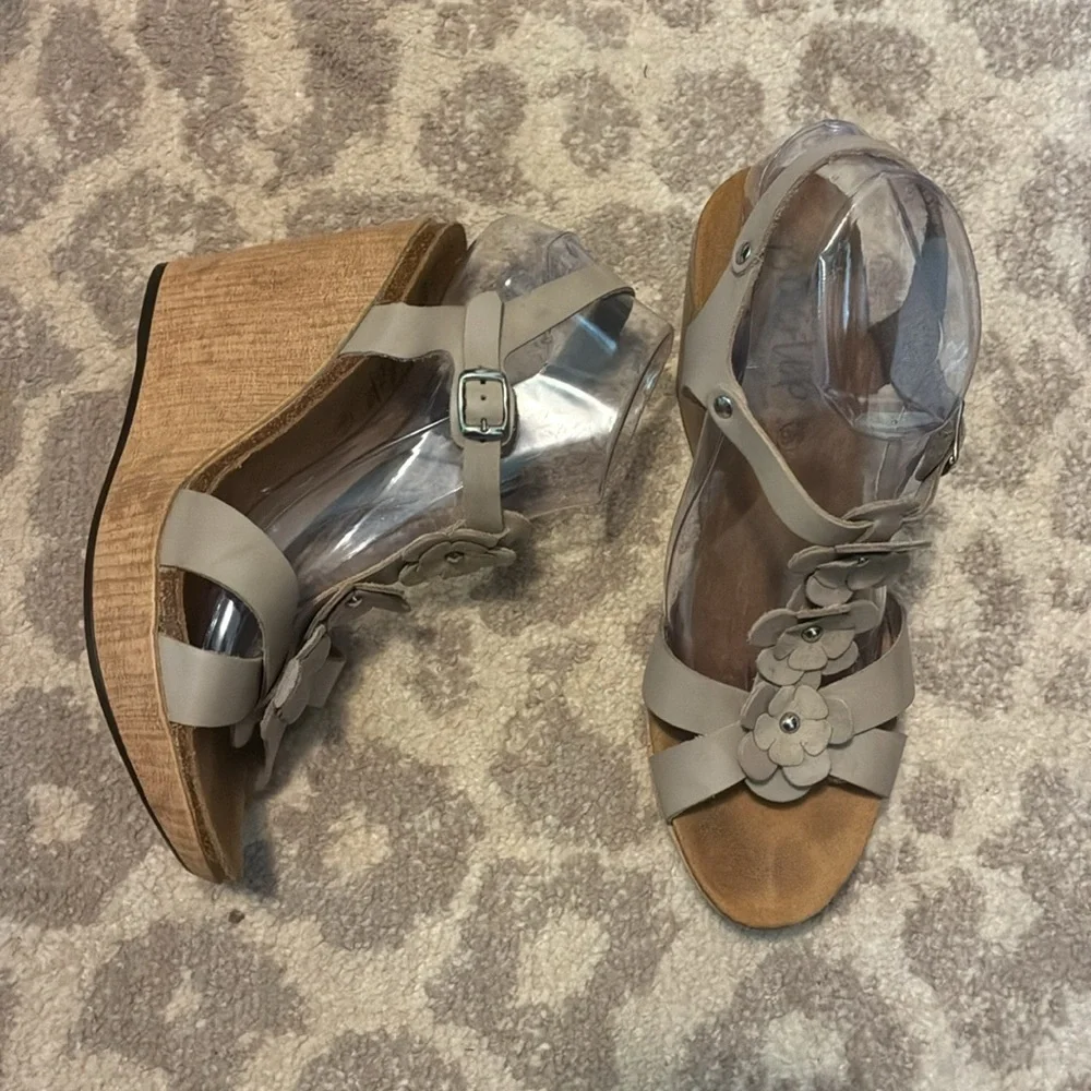 Biostep Beige Leather Floral Wedges